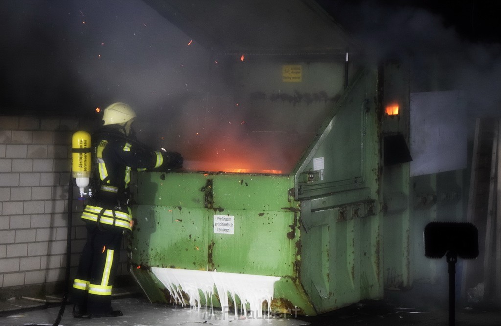 Feuer Papp Presscontainer Koeln Hoehenberg Bochumerstr P094.JPG - Miklos Laubert